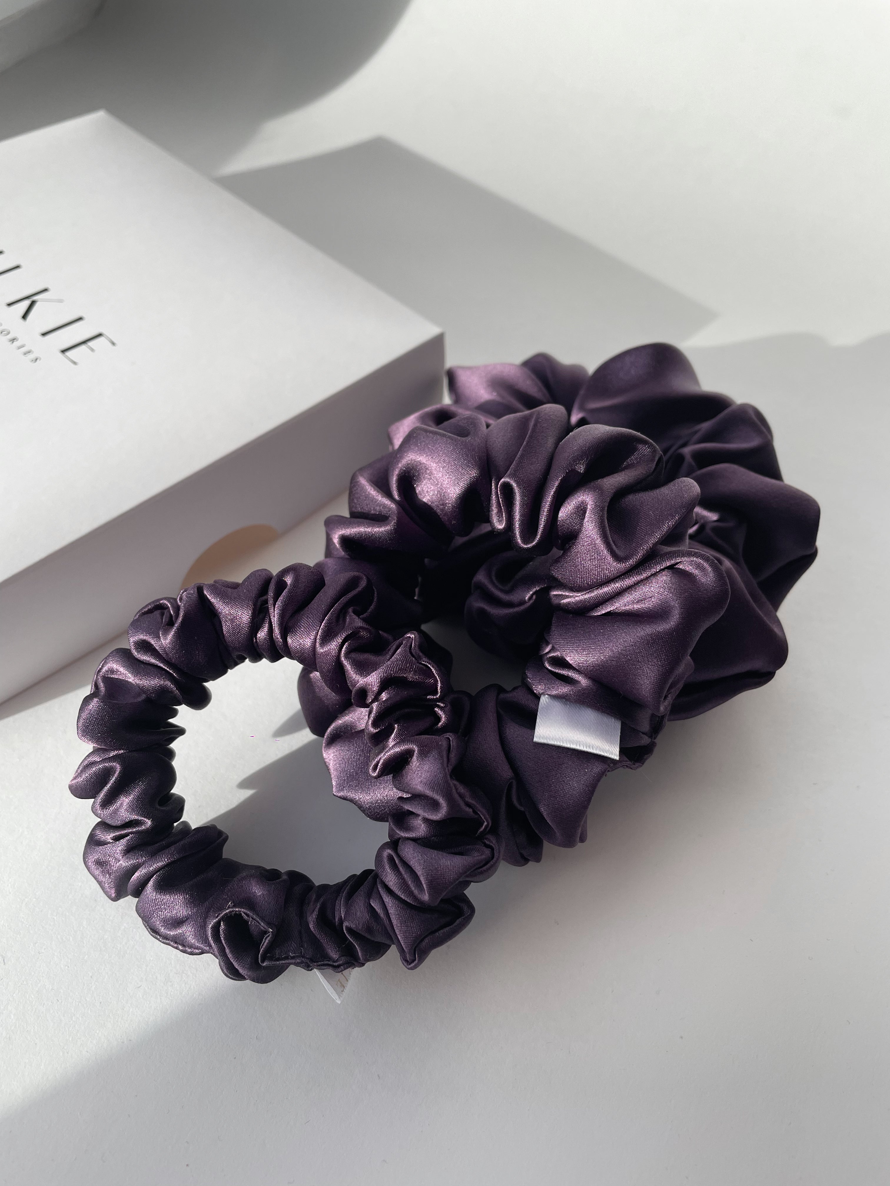 DARK PURPLE šilkinė plaukų gumytė
