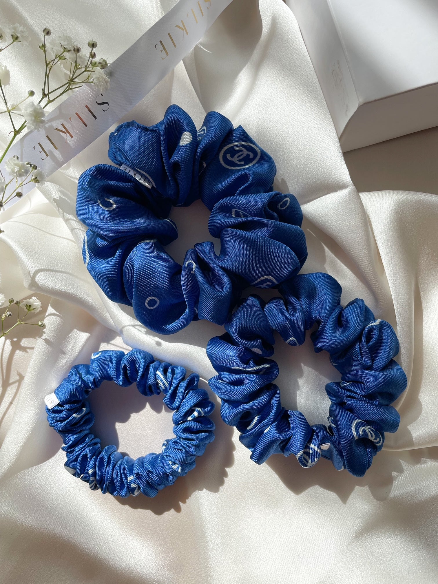 Luxurious collector's silk elastic band 