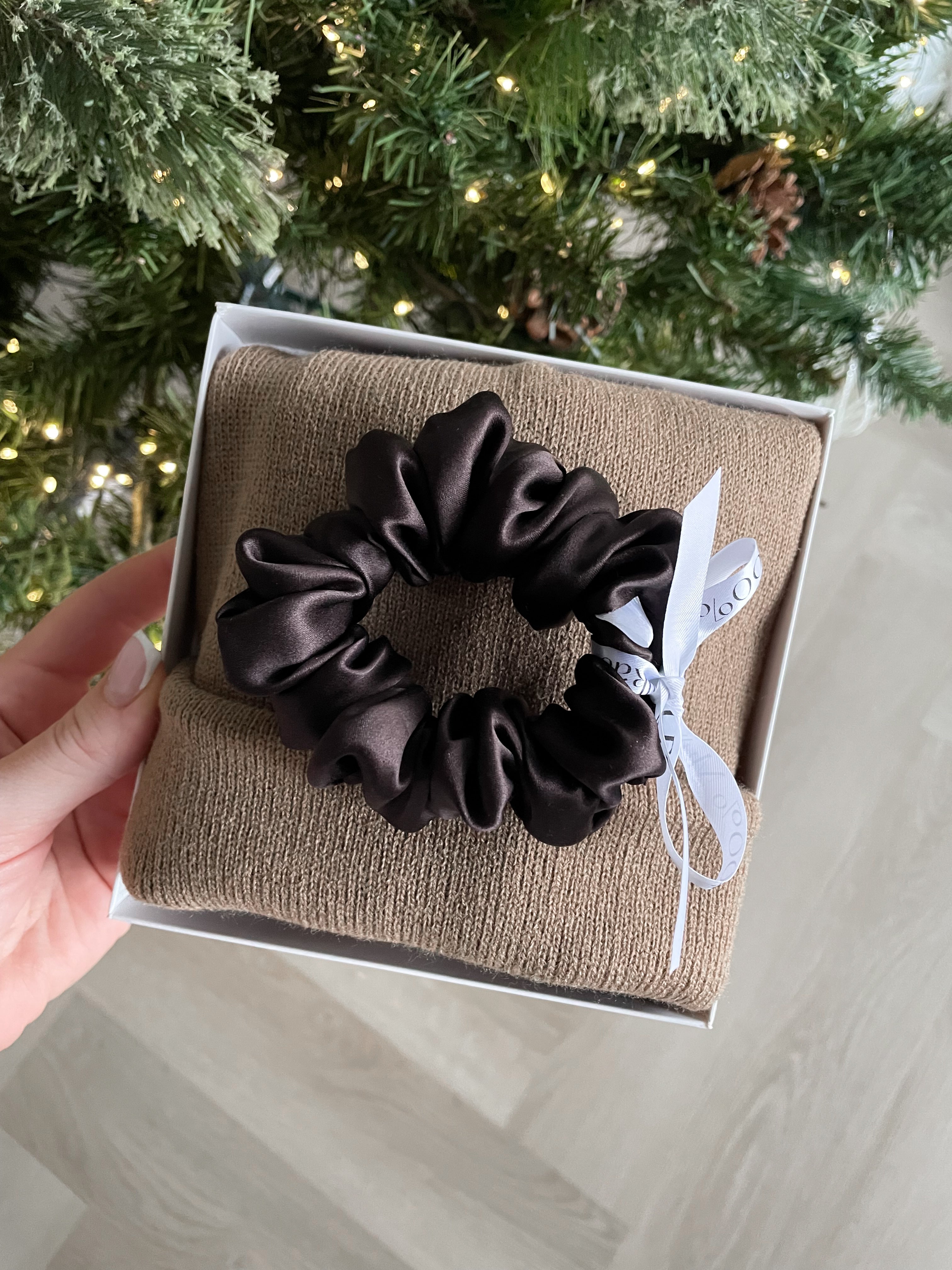 Chocolate M dydžio gumytė ir kepurė su šilku