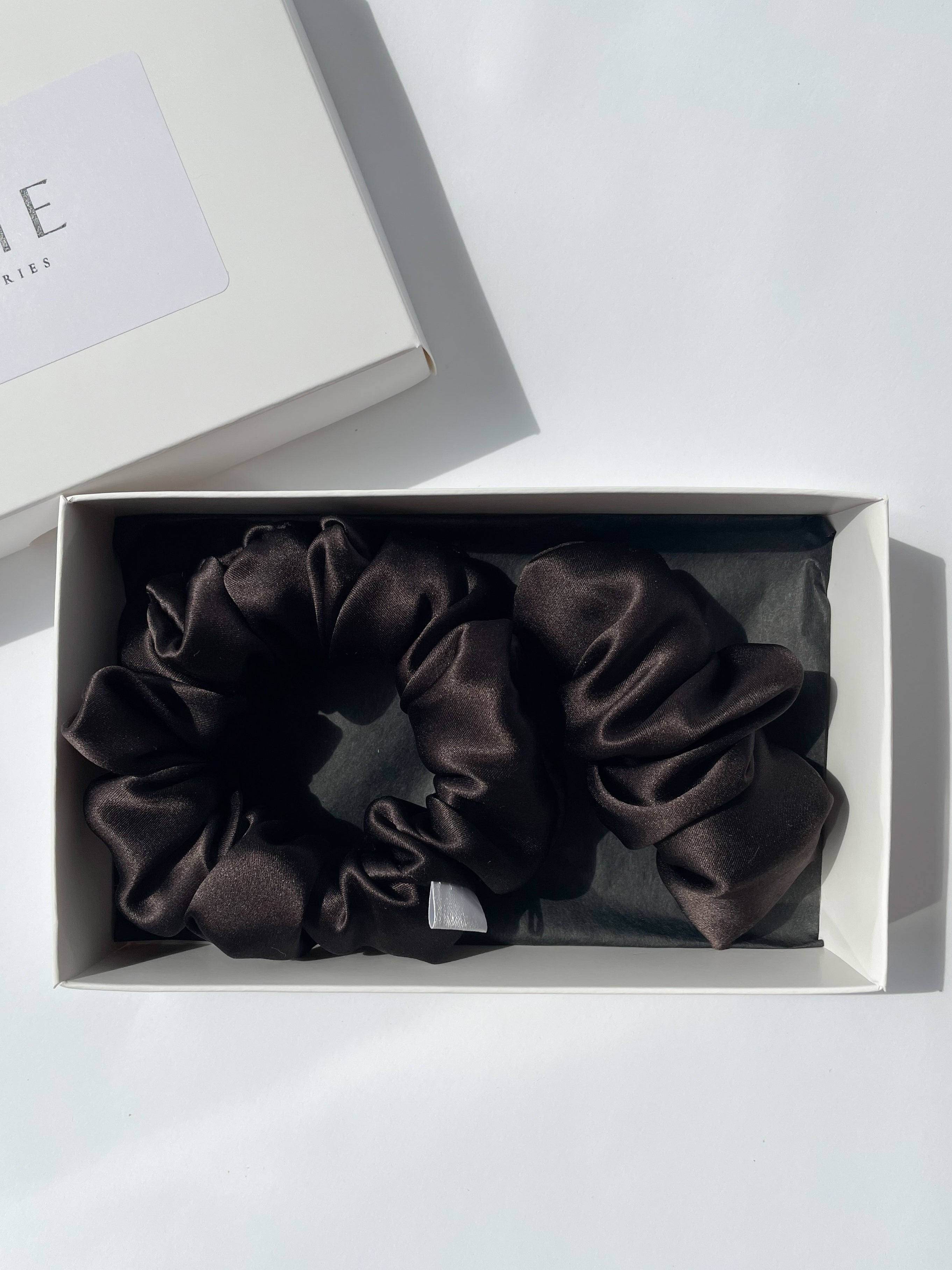 CHOCOLATE šilkinis segtukas ir M dydžio gumytė