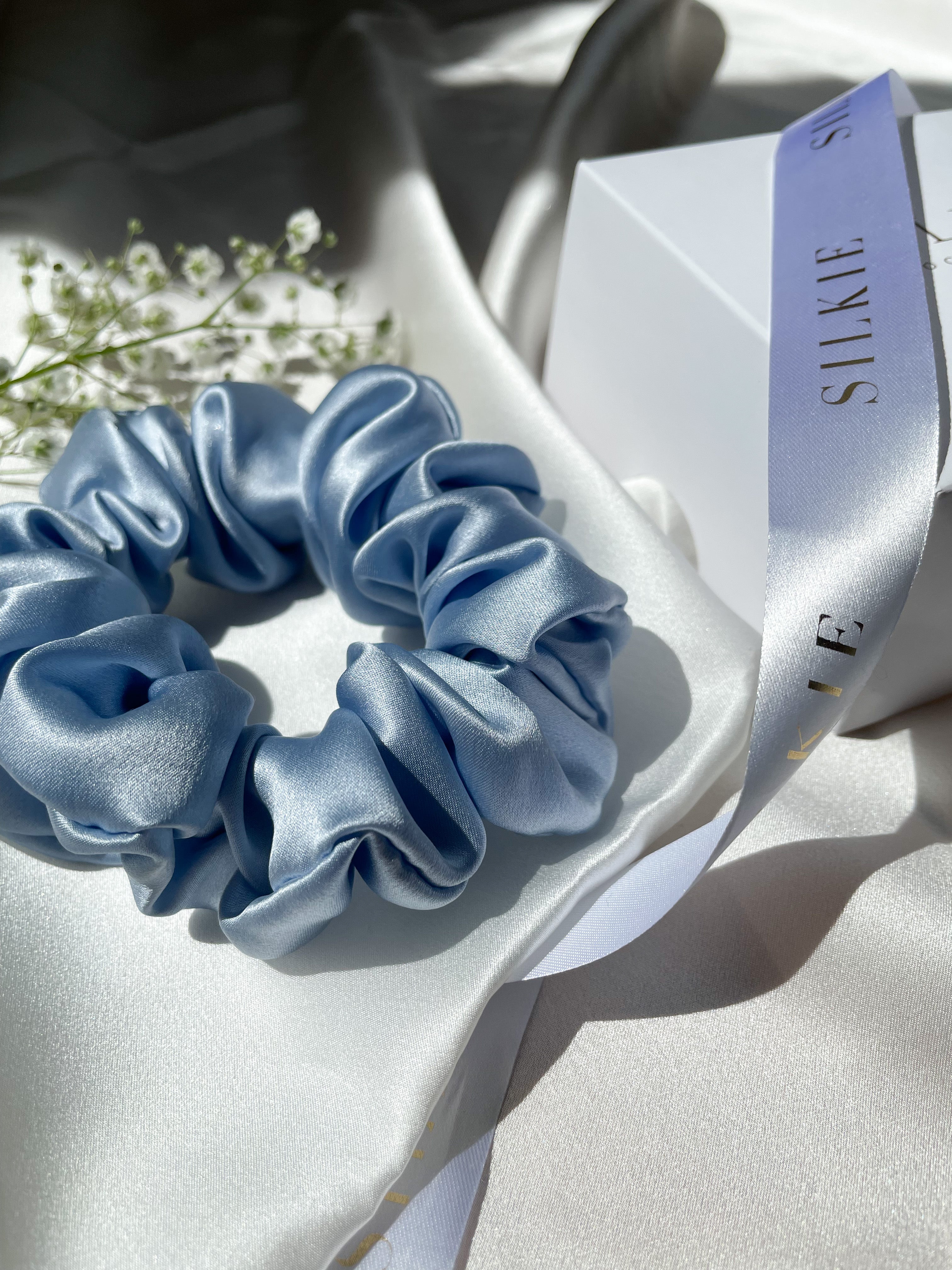 BABY BLUE šilkinė plaukų gumytė