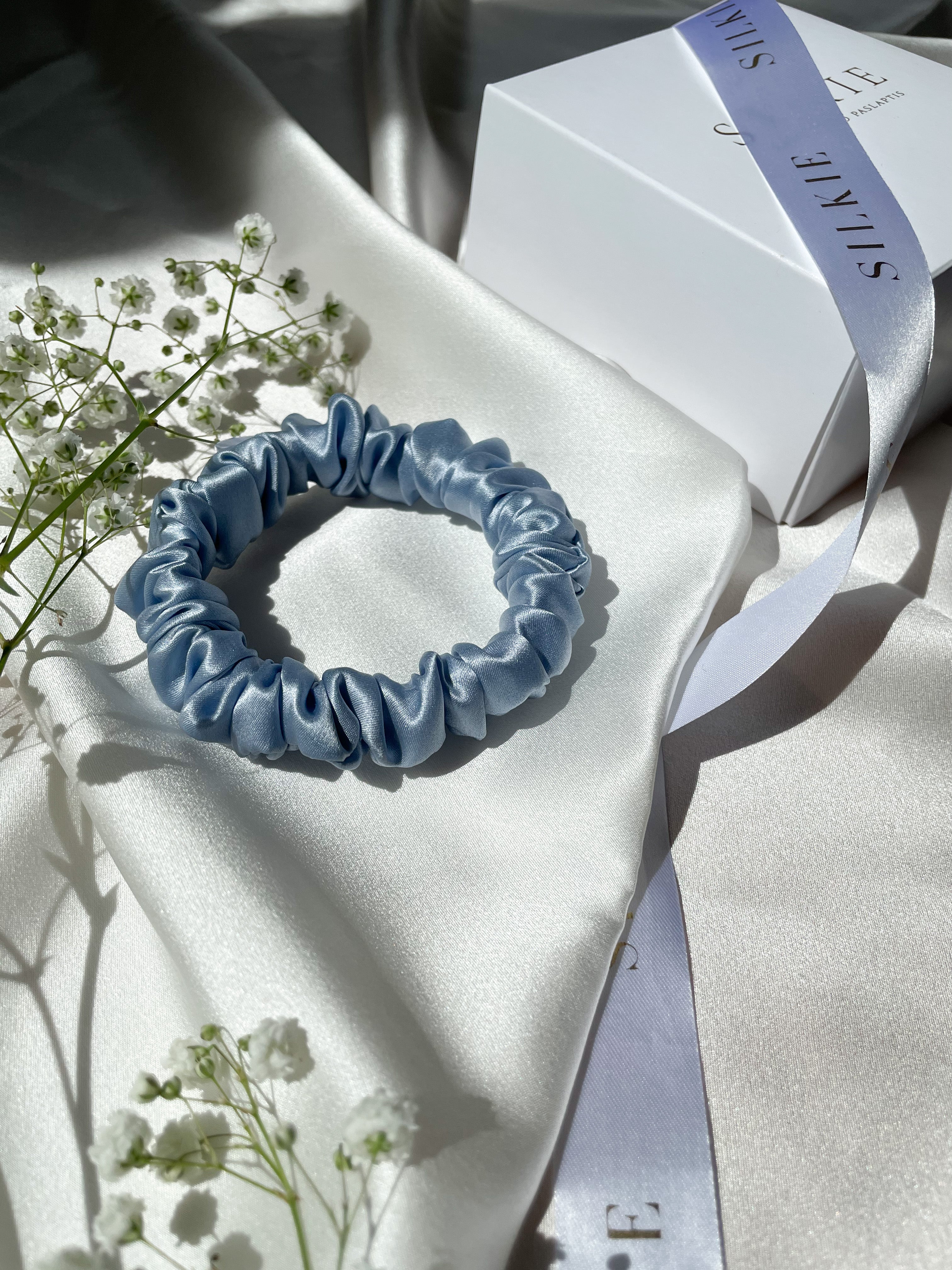 BABY BLUE šilkinė plaukų gumytė