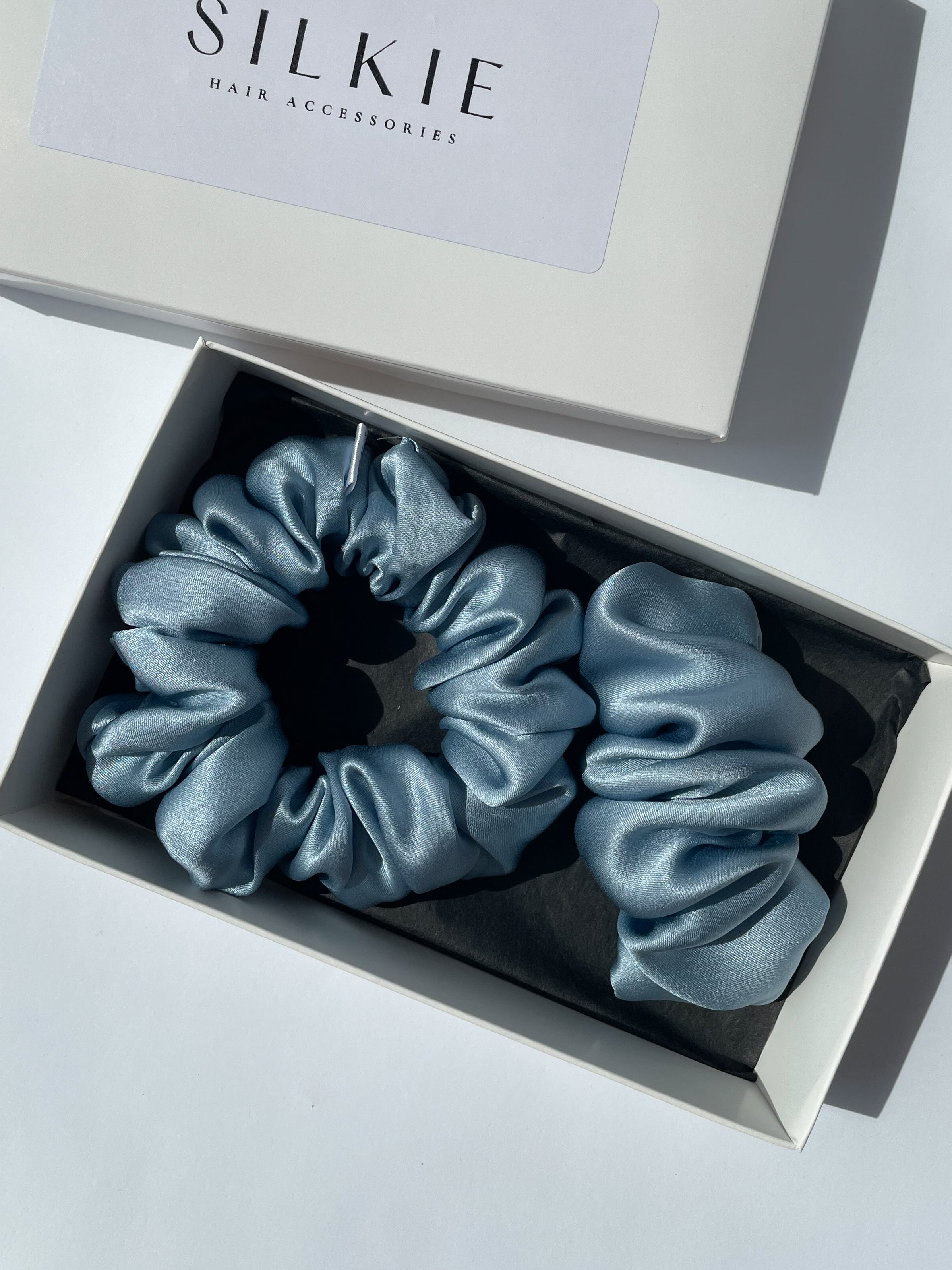 BABY BLUE šilkinis segtukas ir M dydžio gumytė