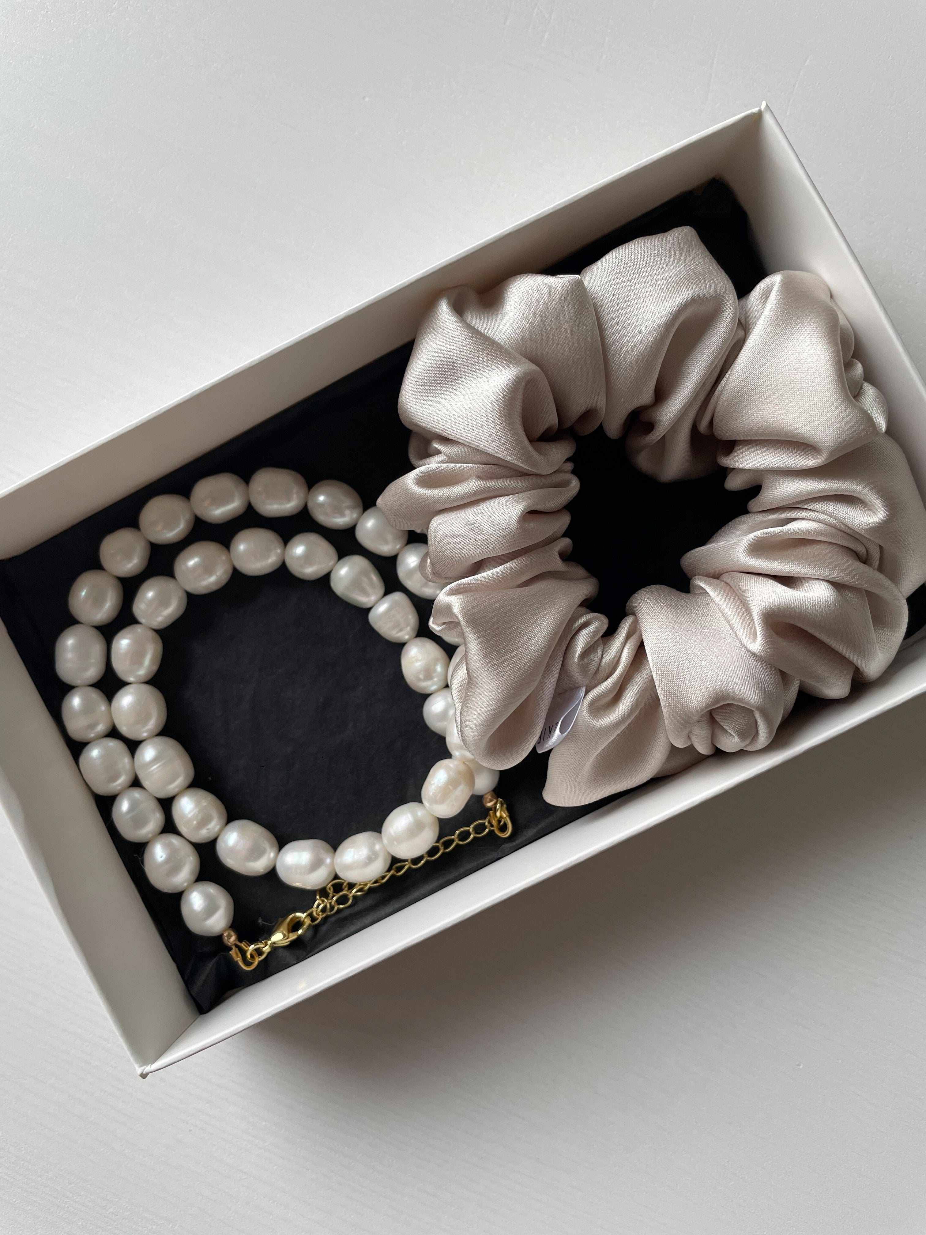 Gėlavandenių perlų vėrinys ir M dydžio Pearl White šilkinė gumytė