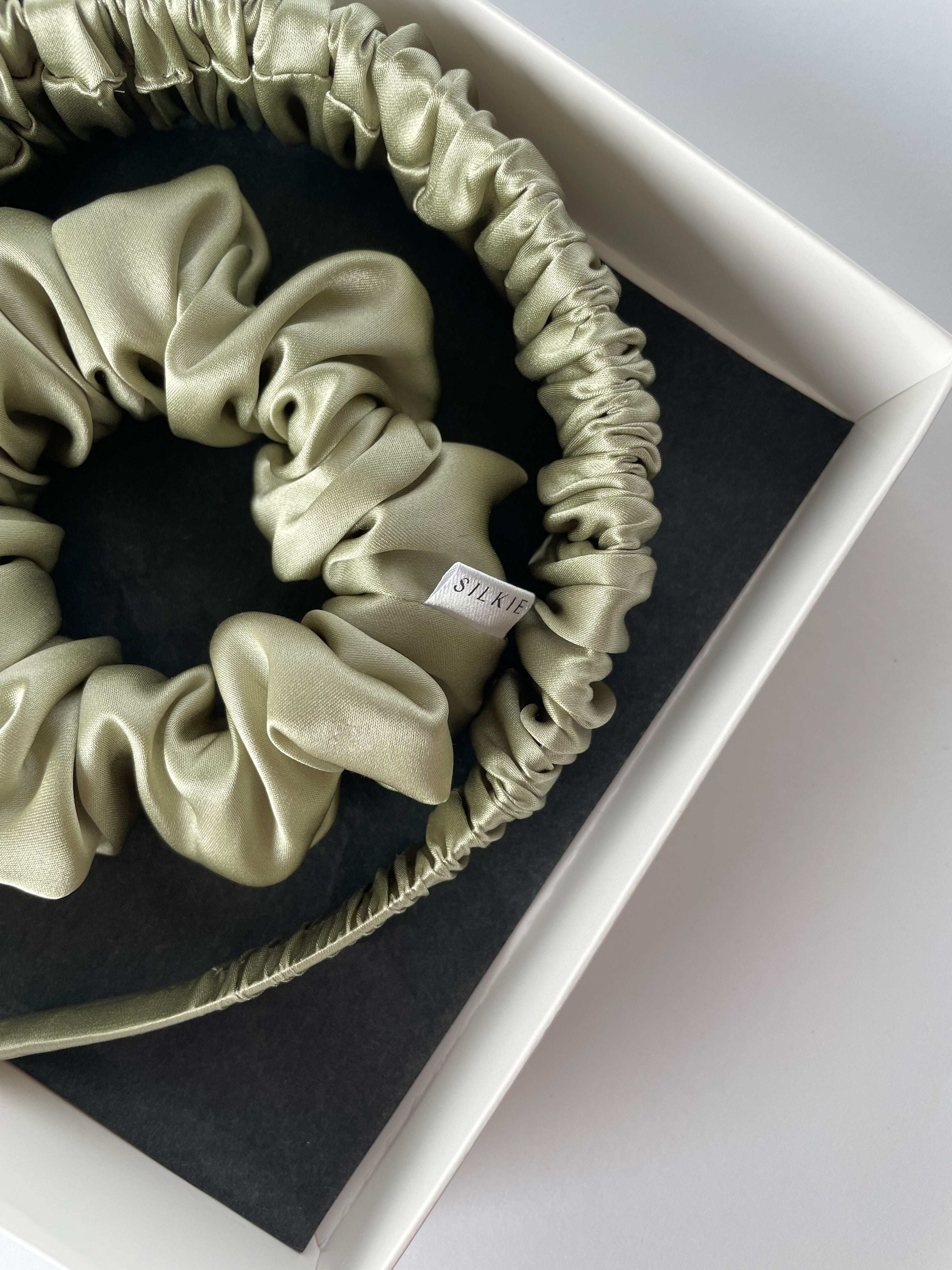 PISTACHIO šilkinis plaukų lankelis ir M dydžio gumytė